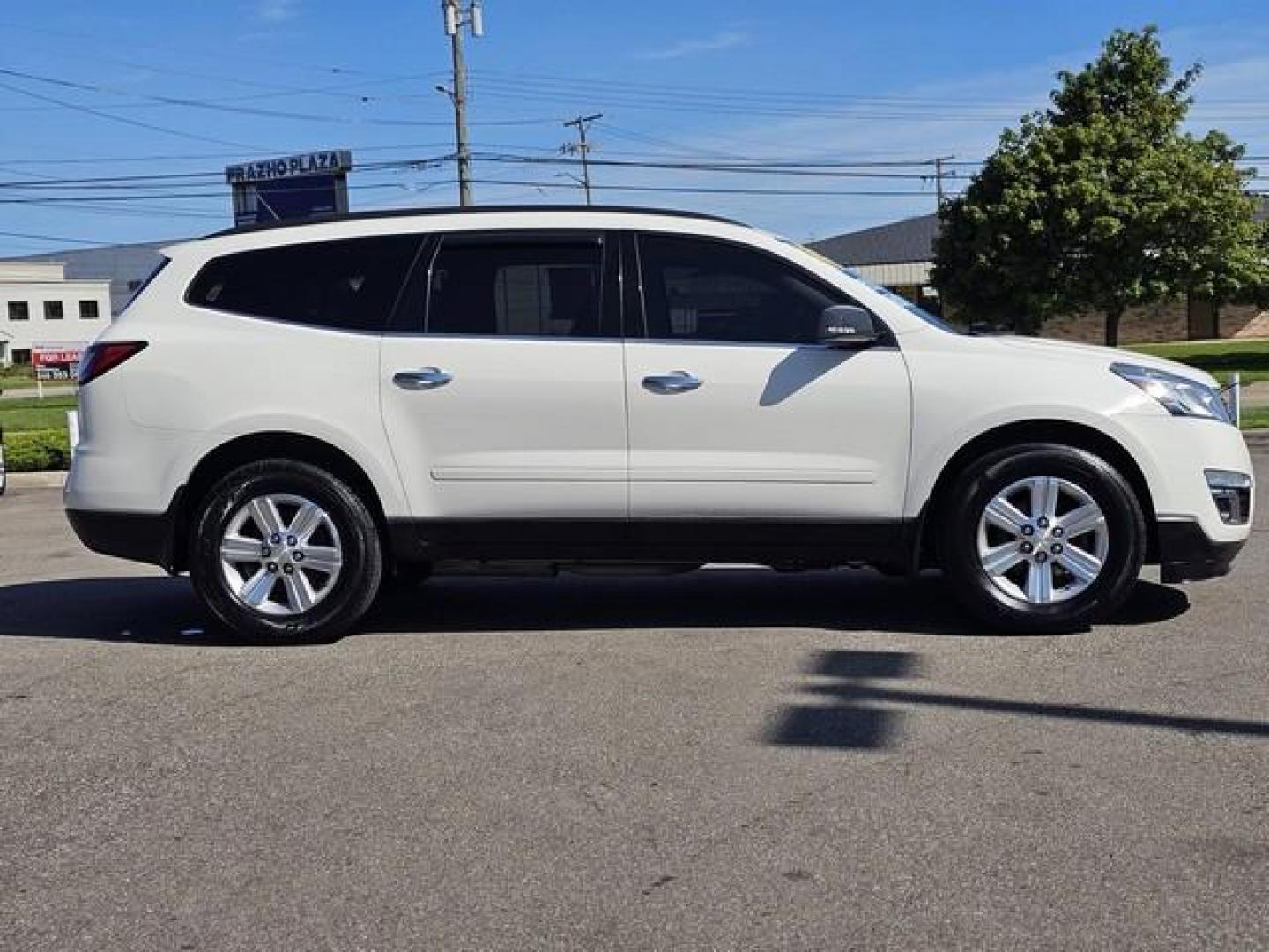 2014 WHITE CHEVROLET TRAVERSE (1GNKVHKDXEJ) with an V6,3.6L(217 CID),DOHC engine, AUTOMATIC transmission, located at 14600 Frazho Road, Warren, MI, 48089, (586) 776-3400, 42.485996, -82.974220 - Photo#3