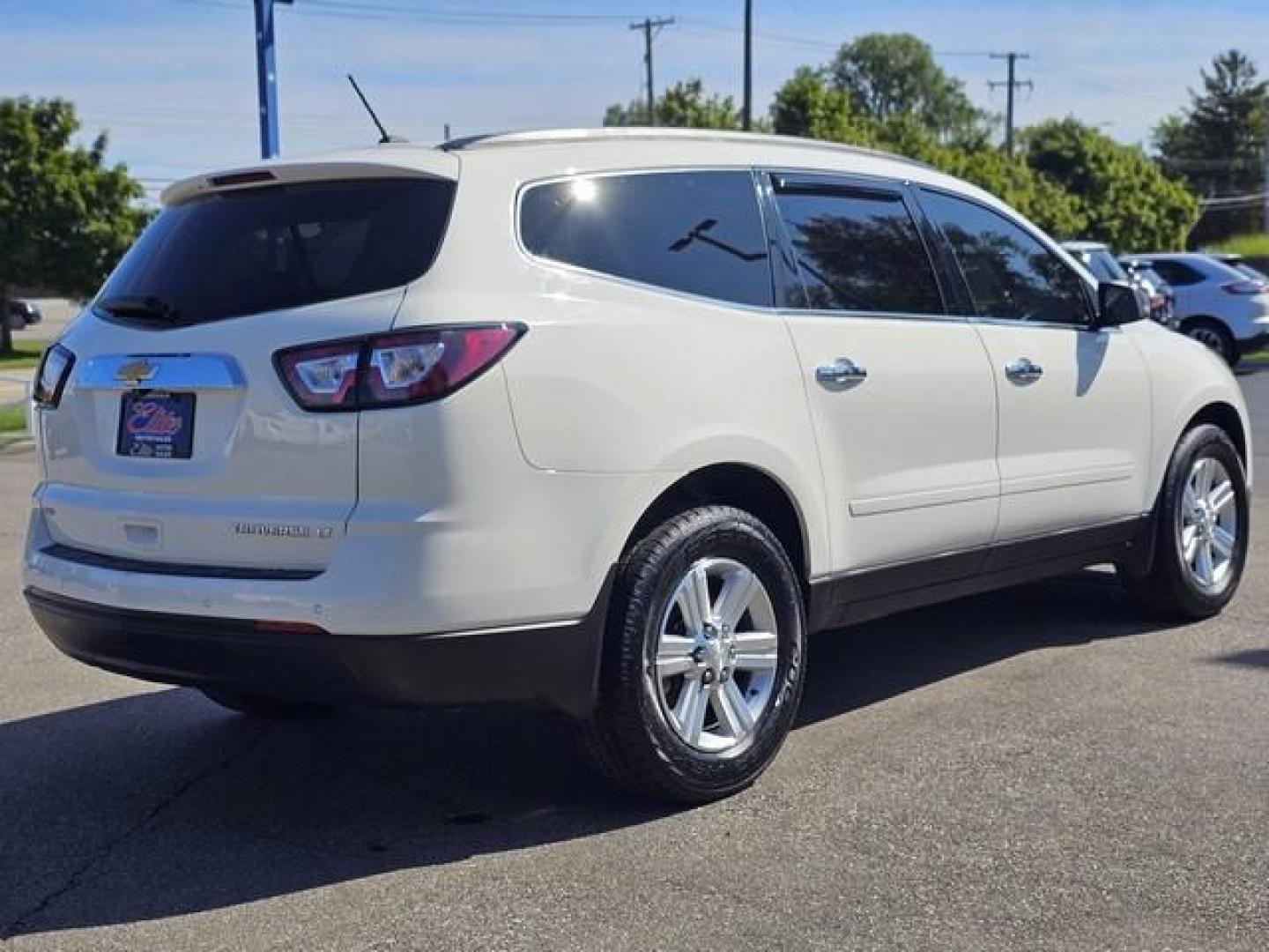 2014 WHITE CHEVROLET TRAVERSE (1GNKVHKDXEJ) with an V6,3.6L(217 CID),DOHC engine, AUTOMATIC transmission, located at 14600 Frazho Road, Warren, MI, 48089, (586) 776-3400, 42.485996, -82.974220 - Photo#4