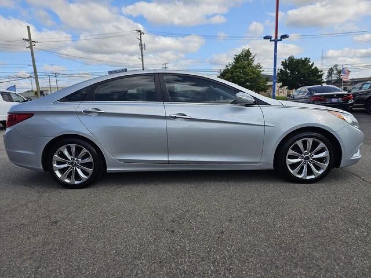 2011 SILVER HYUNDAI SONATA (5NPEC4AB1BH) with an L4,2.0L(122 CID),DOHC engine, AUTOMATIC transmission, located at 14600 Frazho Road, Warren, MI, 48089, (586) 776-3400, 42.485996, -82.974220 - Photo#3