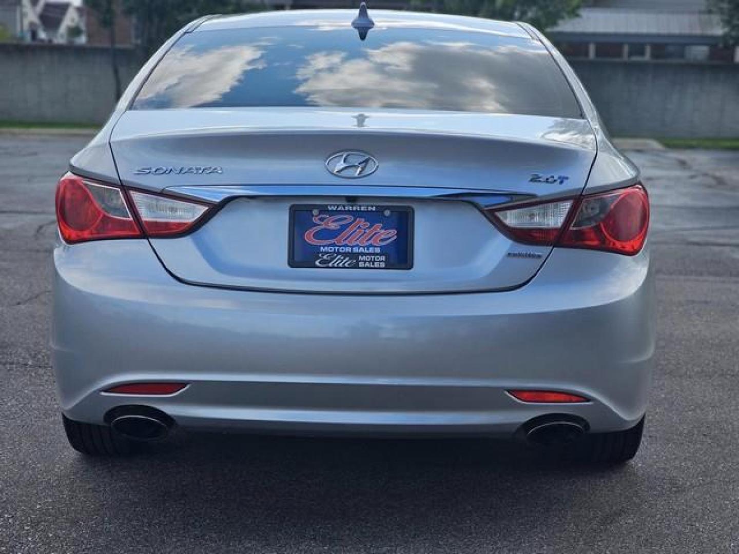 2011 SILVER HYUNDAI SONATA (5NPEC4AB1BH) with an L4,2.0L(122 CID),DOHC engine, AUTOMATIC transmission, located at 14600 Frazho Road, Warren, MI, 48089, (586) 776-3400, 42.485996, -82.974220 - Photo#5