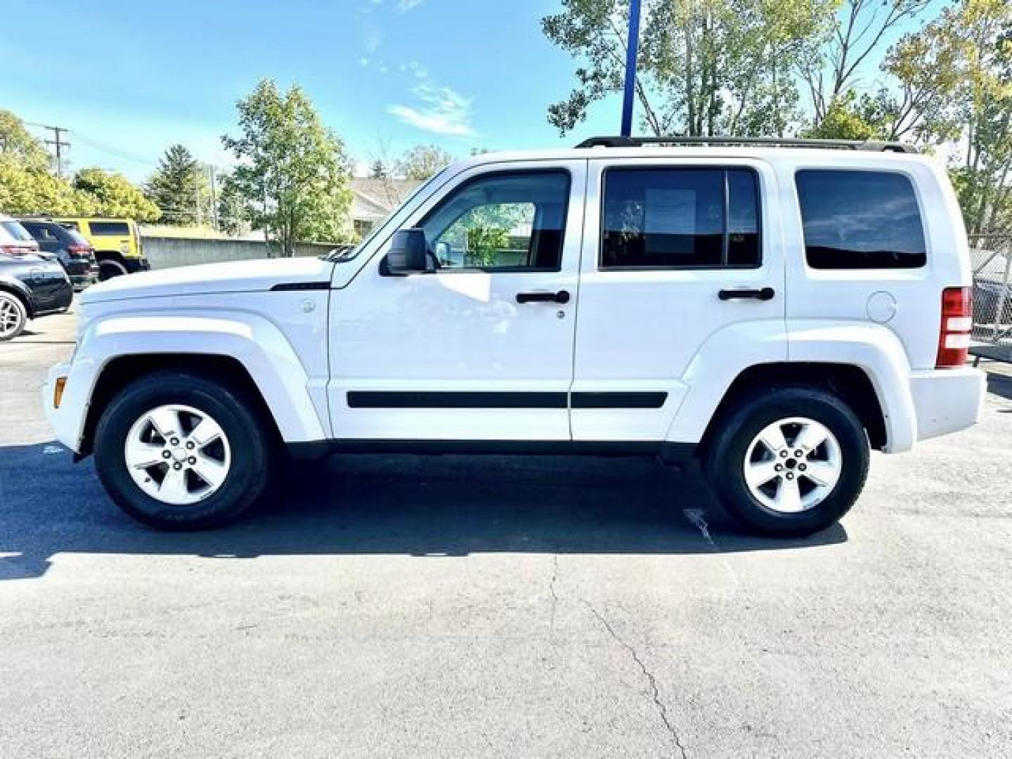 2010 WHITE JEEP LIBERTY (1J4PN2GK6AW) with an V6,3.7L(226 CID),SOHC engine, AUTOMATIC transmission, located at 14600 Frazho Road, Warren, MI, 48089, (586) 776-3400, 42.485996, -82.974220 - Photo#7