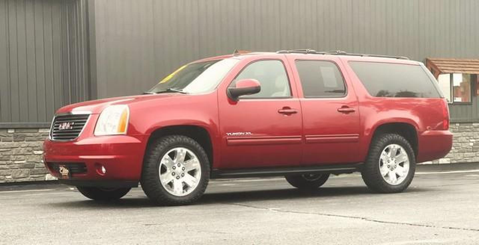 2012 RED GMC YUKON XL 1500 (1GKS2KE75CR) with an V8,5.3L(325 CID),OHV engine, AUTOMATIC transmission, located at 14600 Frazho Road, Warren, MI, 48089, (586) 776-3400, 42.485996, -82.974220 - Photo#2