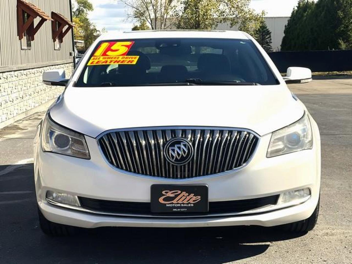 2015 WHITE BUICK LACROSSE (1G4GC5G37FF) with an V6,3.6L(217 CID),DOHC engine, AUTOMATIC transmission, located at 14600 Frazho Road, Warren, MI, 48089, (586) 776-3400, 42.485996, -82.974220 - Photo#4