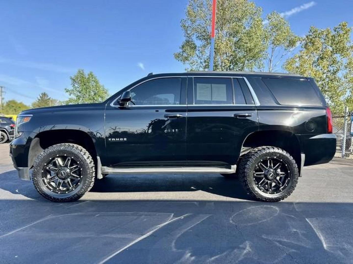 2017 BLACK CHEVROLET TAHOE (1GNSKAKC8HR) with an V8,5.3L(325 CID),OHV engine, AUTOMATIC transmission, located at 14600 Frazho Road, Warren, MI, 48089, (586) 776-3400, 42.485996, -82.974220 - Photo#8