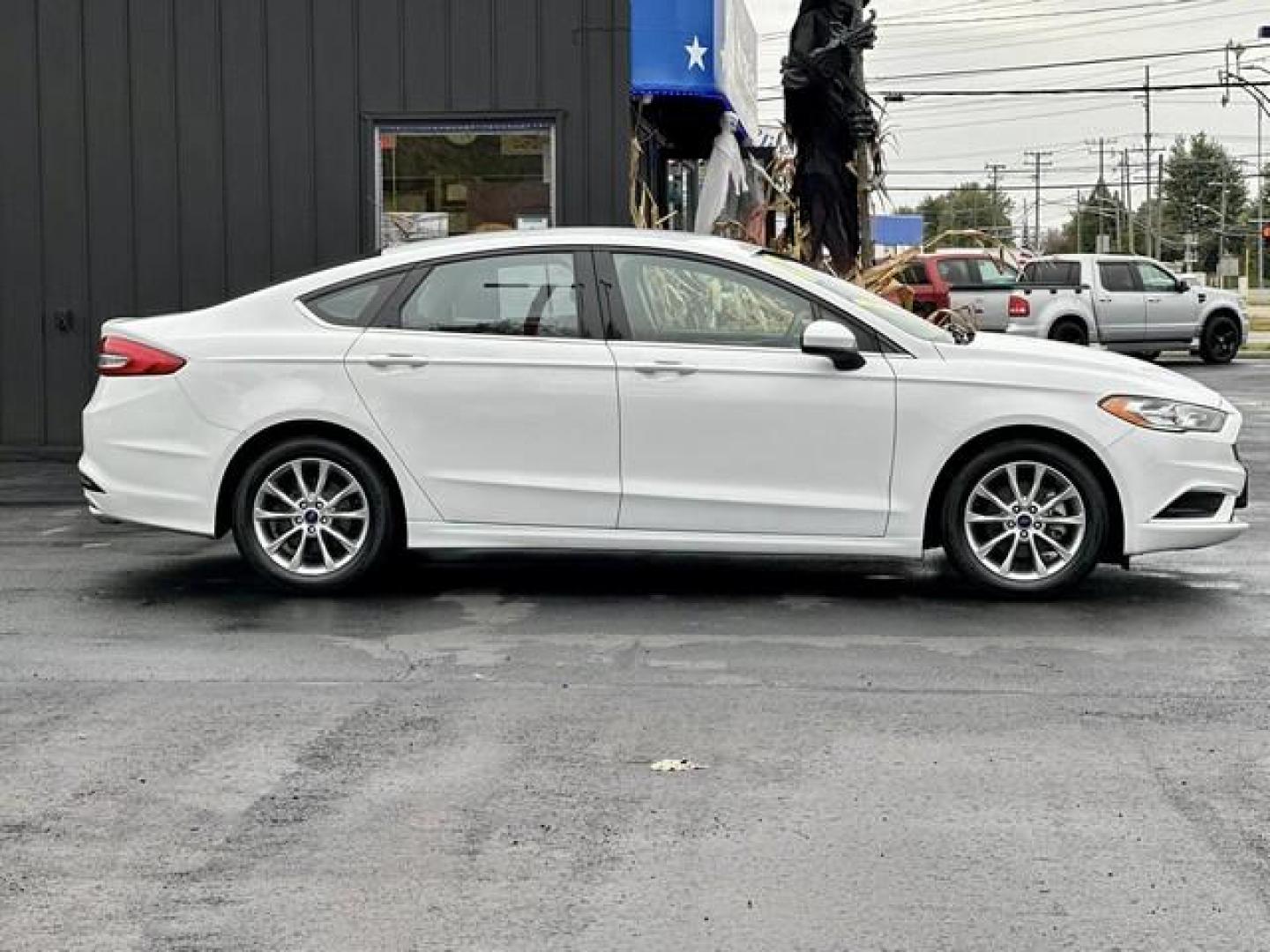 2017 WHITE FORD FUSION (3FA6P0H76HR) with an L4,2.5L(152 CID),DOHC engine, AUTOMATIC transmission, located at 14600 Frazho Road, Warren, MI, 48089, (586) 776-3400, 42.485996, -82.974220 - Photo#3