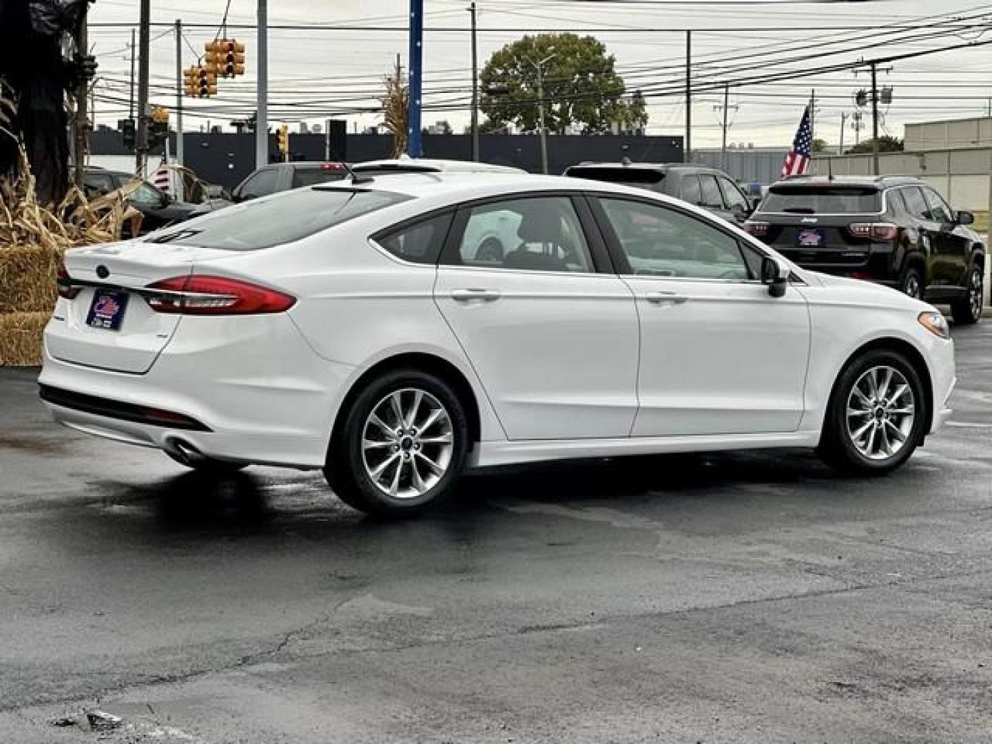 2017 WHITE FORD FUSION (3FA6P0H76HR) with an L4,2.5L(152 CID),DOHC engine, AUTOMATIC transmission, located at 14600 Frazho Road, Warren, MI, 48089, (586) 776-3400, 42.485996, -82.974220 - Photo#4