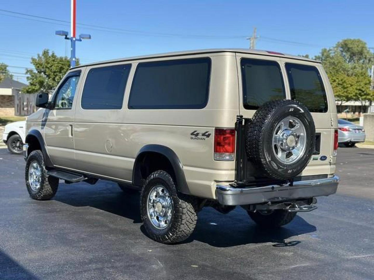 2013 CREAM FORD E-350 SUPER DUTY (1FBNE3BL7DD) with an V8,5.4L(330 CID),SOHC engine, AUTOMATIC transmission, located at 14600 Frazho Road, Warren, MI, 48089, (586) 776-3400, 42.485996, -82.974220 - Photo#6