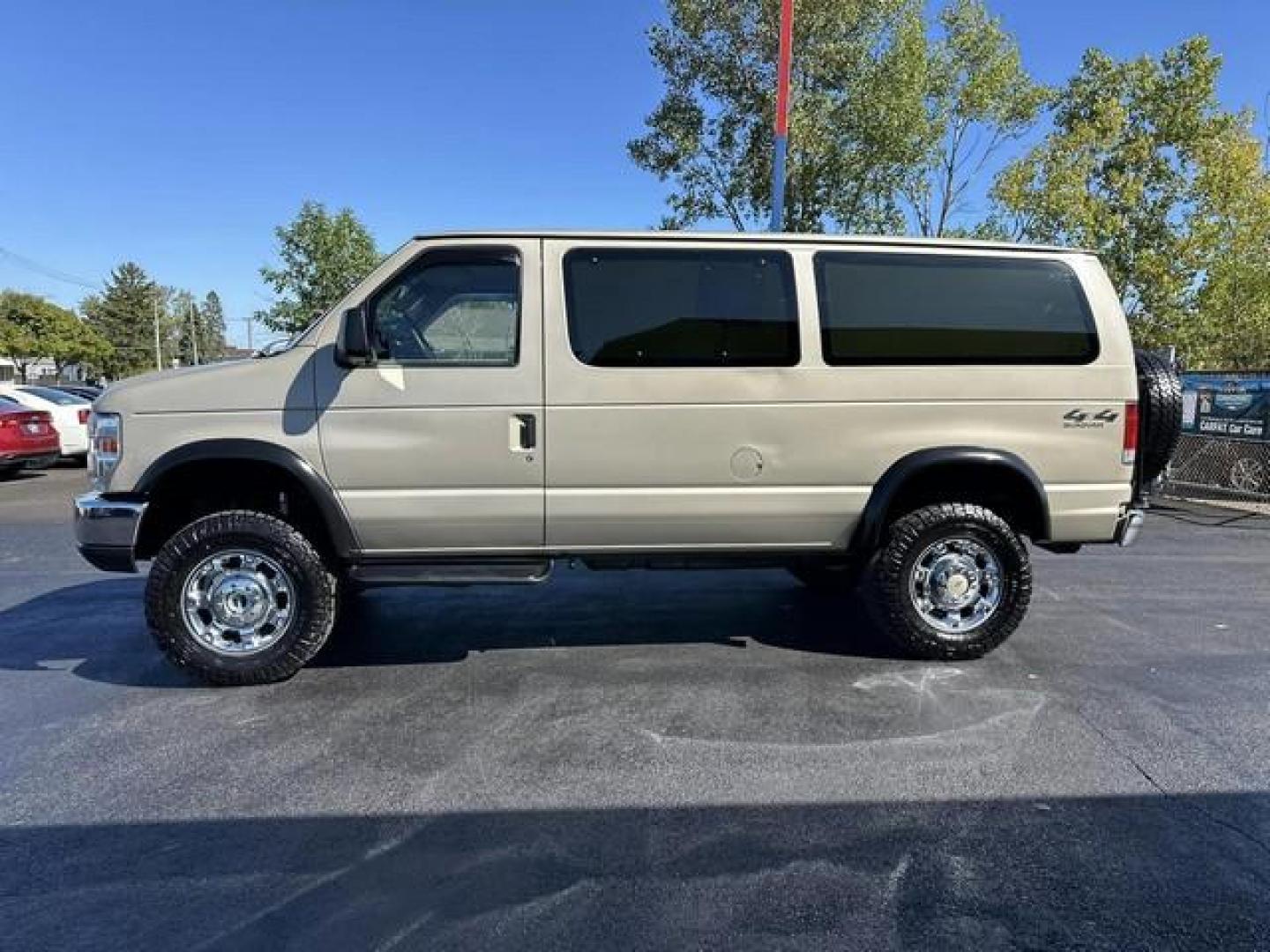 2013 CREAM FORD E-350 SUPER DUTY (1FBNE3BL7DD) with an V8,5.4L(330 CID),SOHC engine, AUTOMATIC transmission, located at 14600 Frazho Road, Warren, MI, 48089, (586) 776-3400, 42.485996, -82.974220 - Photo#7