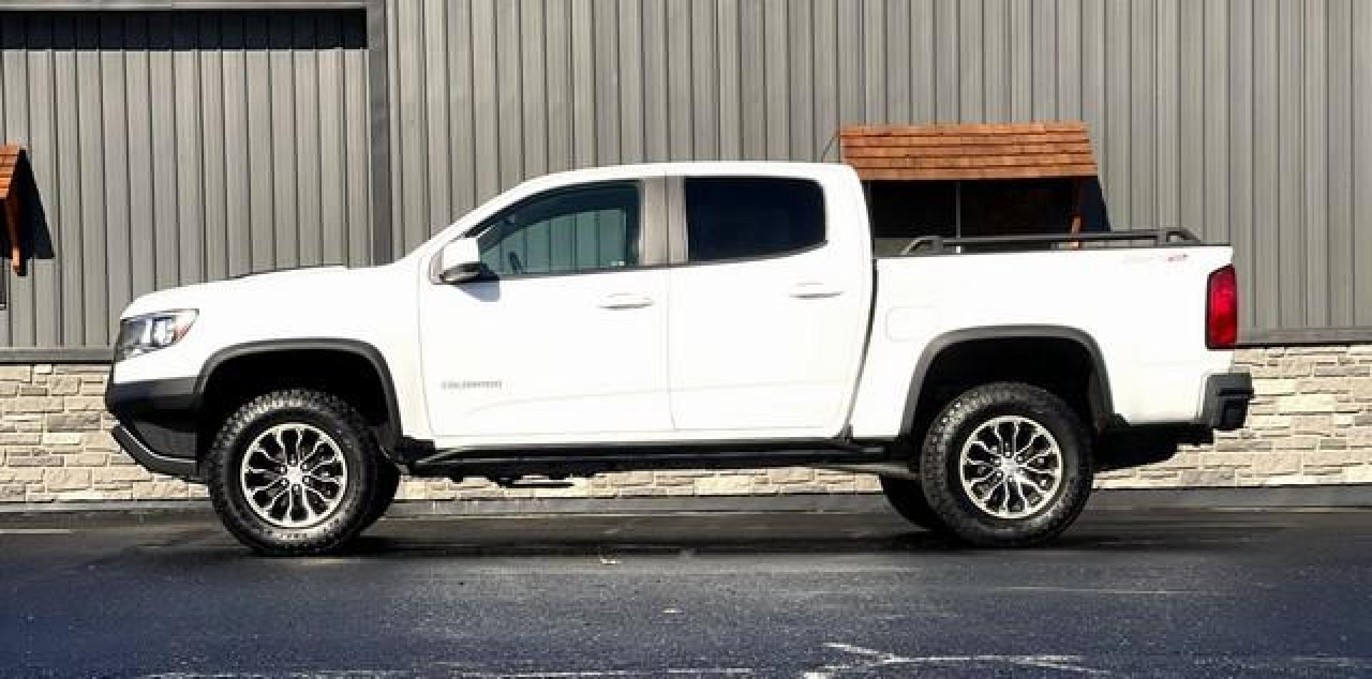 2018 WHITE CHEVROLET COLORADO (1GCGTEEN2J1) with an V6,3.6L(222 CID),DOHC engine, AUTOMATIC transmission, located at 14600 Frazho Road, Warren, MI, 48089, (586) 776-3400, 42.485996, -82.974220 - Photo#1