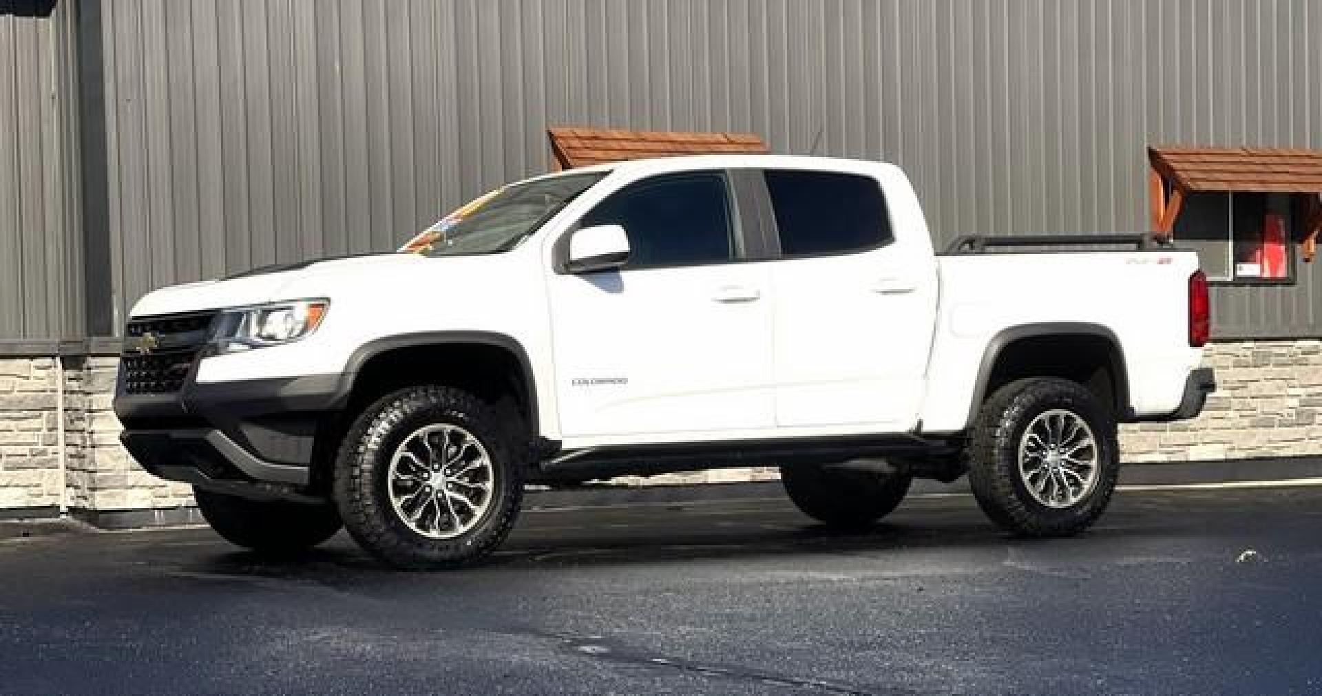 2018 WHITE CHEVROLET COLORADO (1GCGTEEN2J1) with an V6,3.6L(222 CID),DOHC engine, AUTOMATIC transmission, located at 14600 Frazho Road, Warren, MI, 48089, (586) 776-3400, 42.485996, -82.974220 - Photo#2