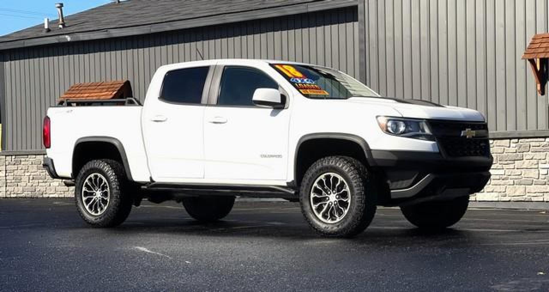 2018 WHITE CHEVROLET COLORADO (1GCGTEEN2J1) with an V6,3.6L(222 CID),DOHC engine, AUTOMATIC transmission, located at 14600 Frazho Road, Warren, MI, 48089, (586) 776-3400, 42.485996, -82.974220 - Photo#4