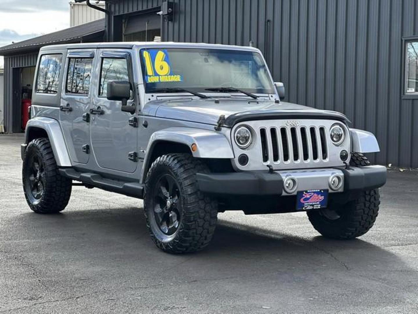 2016 GRAY JEEP WRANGLER (1C4BJWEG1GL) with an V6,3.6L(220 CID),DOHC engine, AUTOMATIC transmission, located at 14600 Frazho Road, Warren, MI, 48089, (586) 776-3400, 42.485996, -82.974220 - Photo#2