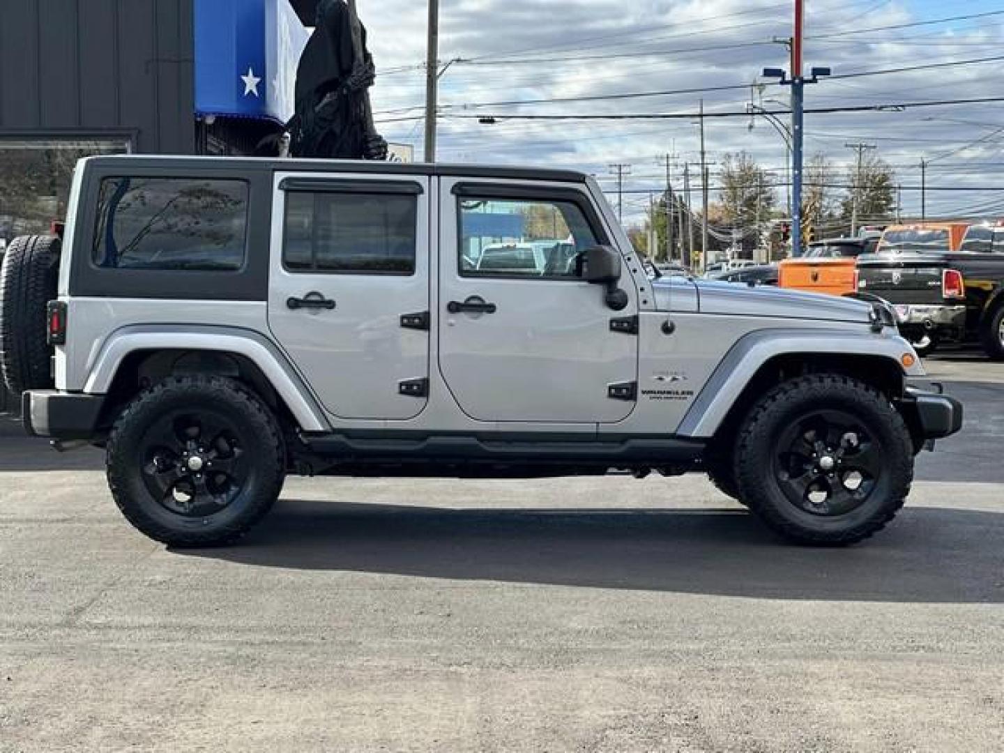 2016 GRAY JEEP WRANGLER (1C4BJWEG1GL) with an V6,3.6L(220 CID),DOHC engine, AUTOMATIC transmission, located at 14600 Frazho Road, Warren, MI, 48089, (586) 776-3400, 42.485996, -82.974220 - Photo#3