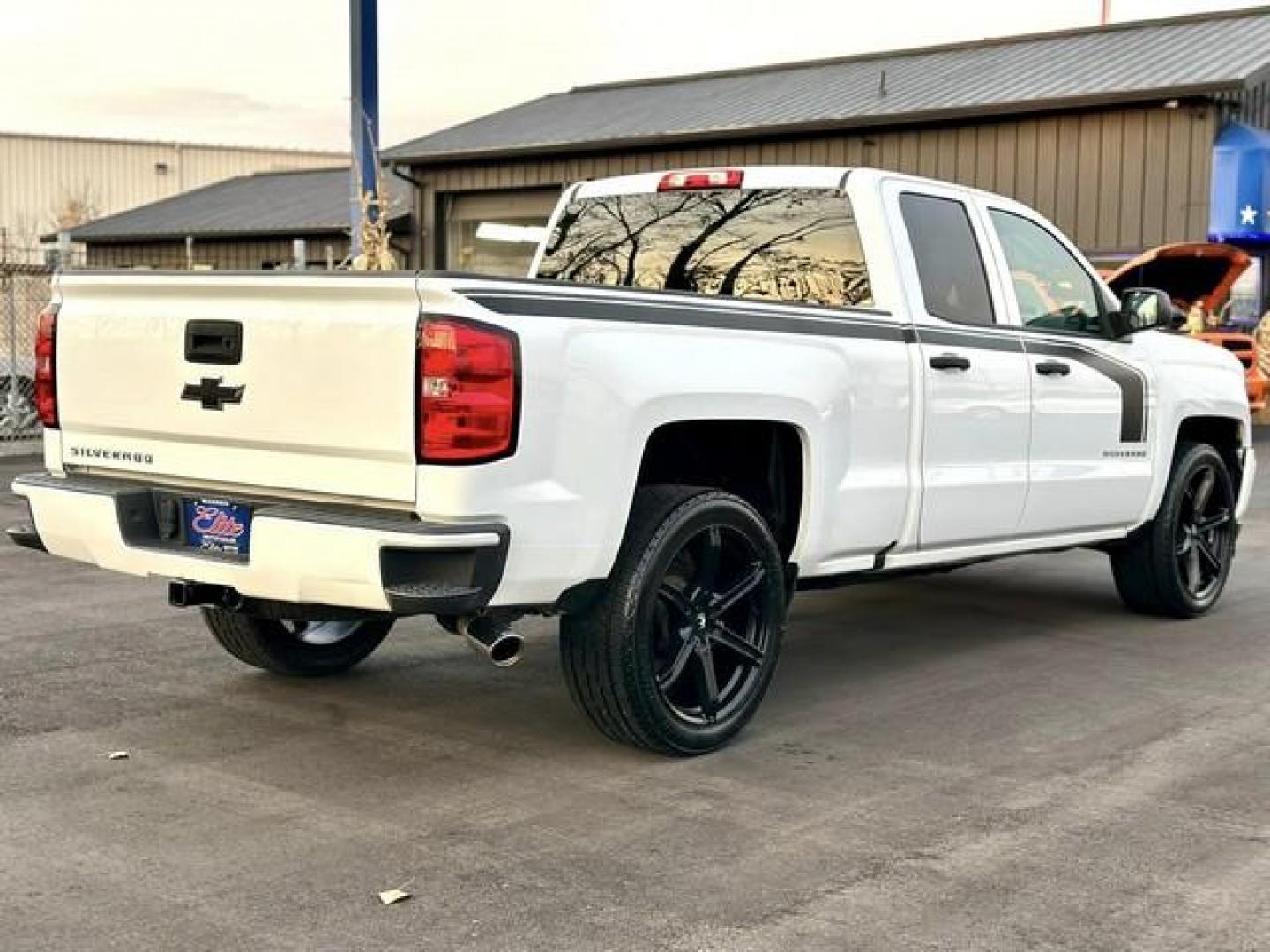 2017 WHITE CHEVROLET SILVERADO 1500 (1GCRCPEC6HZ) with an V8,5.3L(325 CID),OHV engine, AUTOMATIC transmission, located at 14600 Frazho Road, Warren, MI, 48089, (586) 776-3400, 42.485996, -82.974220 - Photo#4