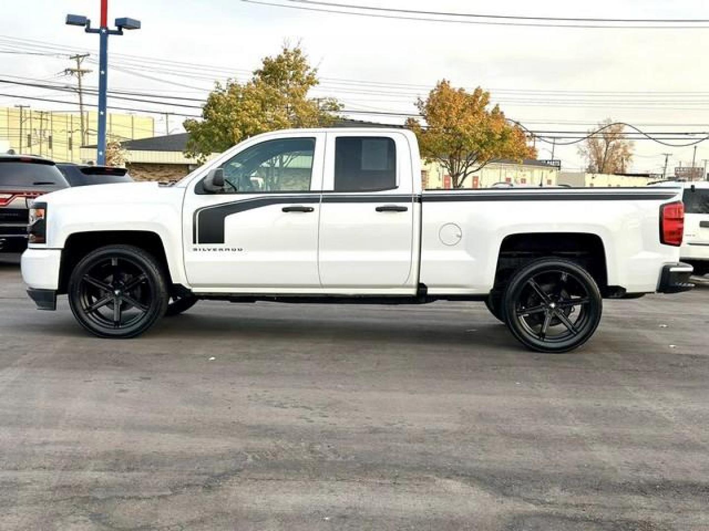 2017 WHITE CHEVROLET SILVERADO 1500 (1GCRCPEC6HZ) with an V8,5.3L(325 CID),OHV engine, AUTOMATIC transmission, located at 14600 Frazho Road, Warren, MI, 48089, (586) 776-3400, 42.485996, -82.974220 - Photo#7