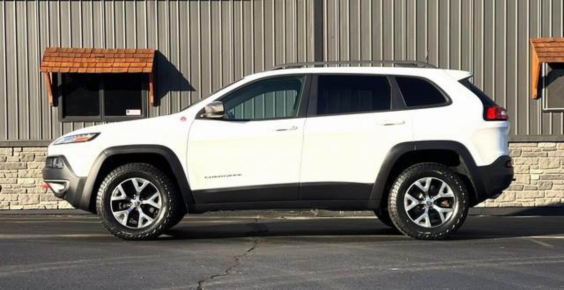 2016 WHITE JEEP CHEROKEE (1C4PJMBBXGW) with an L4,2.4L(144 CID),SOHC engine, AUTOMATIC transmission, located at 14600 Frazho Road, Warren, MI, 48089, (586) 776-3400, 42.485996, -82.974220 - Photo#5