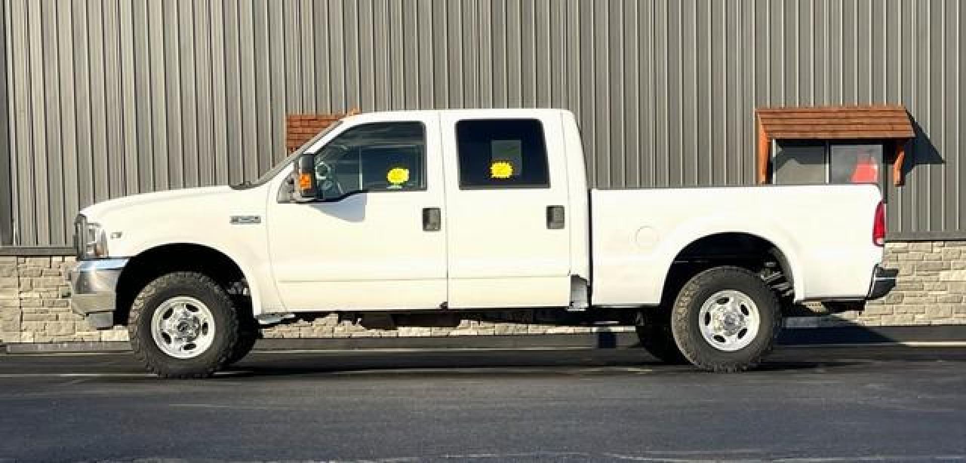 2002 WHITE FORD F-250 SUPER DUTY (1FTNW21L42E) with an V8,5.4L(330 CID),SOHC engine, AUTOMATIC transmission, located at 14600 Frazho Road, Warren, MI, 48089, (586) 776-3400, 42.485996, -82.974220 - Photo#2