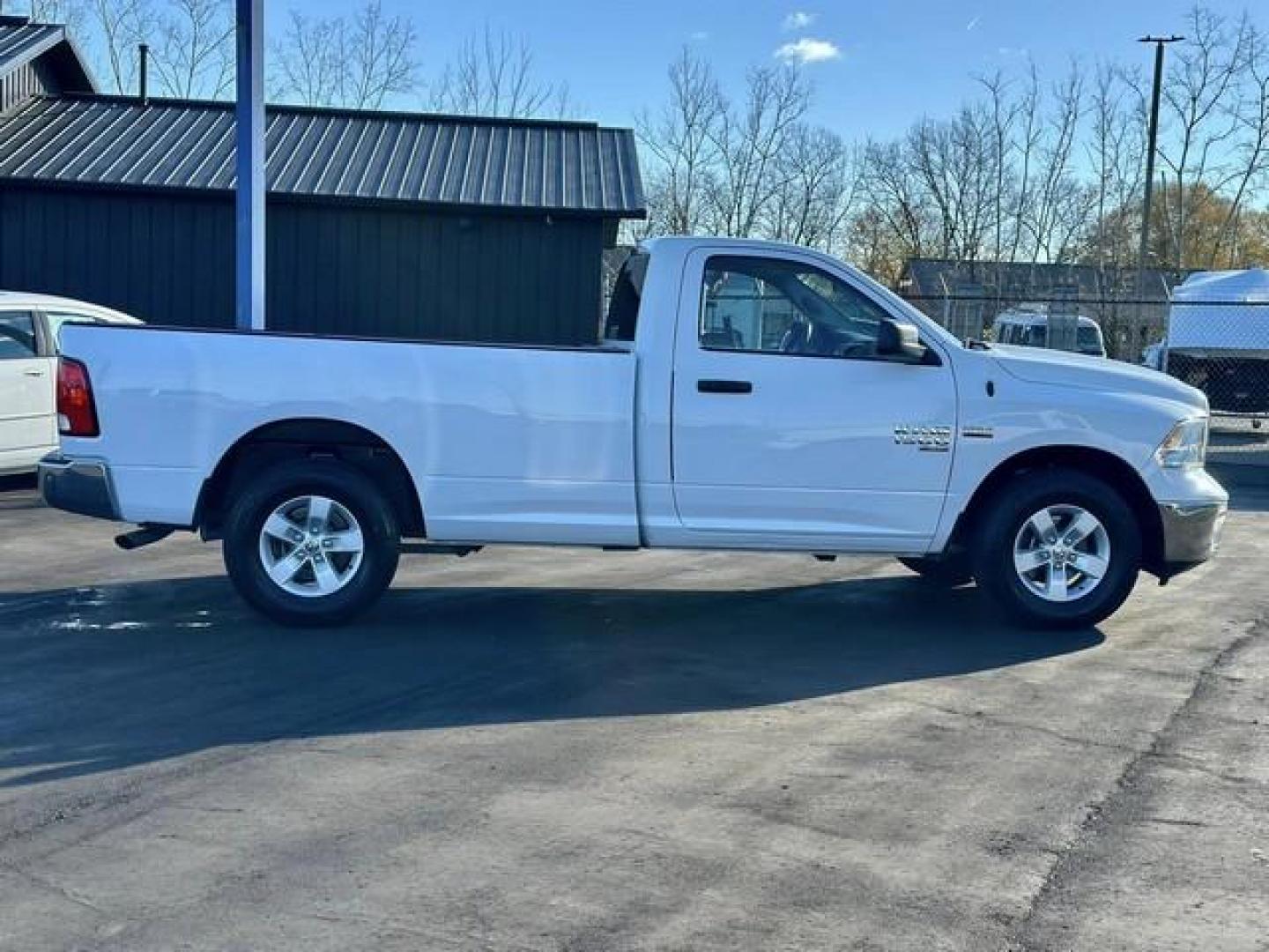 2019 WHITE RAM 1500 CLASSIC (3C6JR6DT5KG) with an V8,5.7L(345 CID), engine, AUTOMATIC transmission, located at 14600 Frazho Road, Warren, MI, 48089, (586) 776-3400, 42.485996, -82.974220 - Photo#3