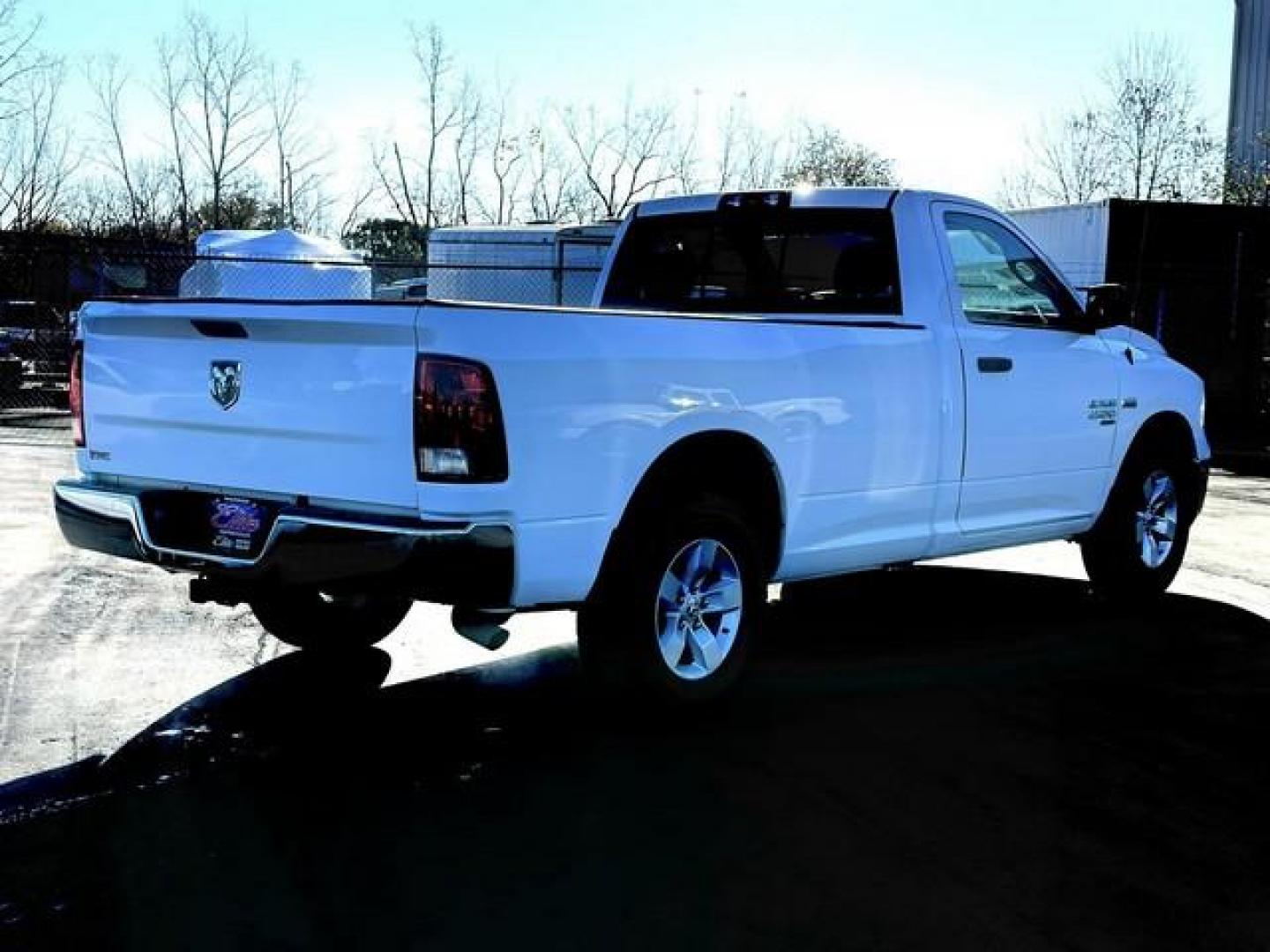 2019 WHITE RAM 1500 CLASSIC (3C6JR6DT5KG) with an V8,5.7L(345 CID), engine, AUTOMATIC transmission, located at 14600 Frazho Road, Warren, MI, 48089, (586) 776-3400, 42.485996, -82.974220 - Photo#4