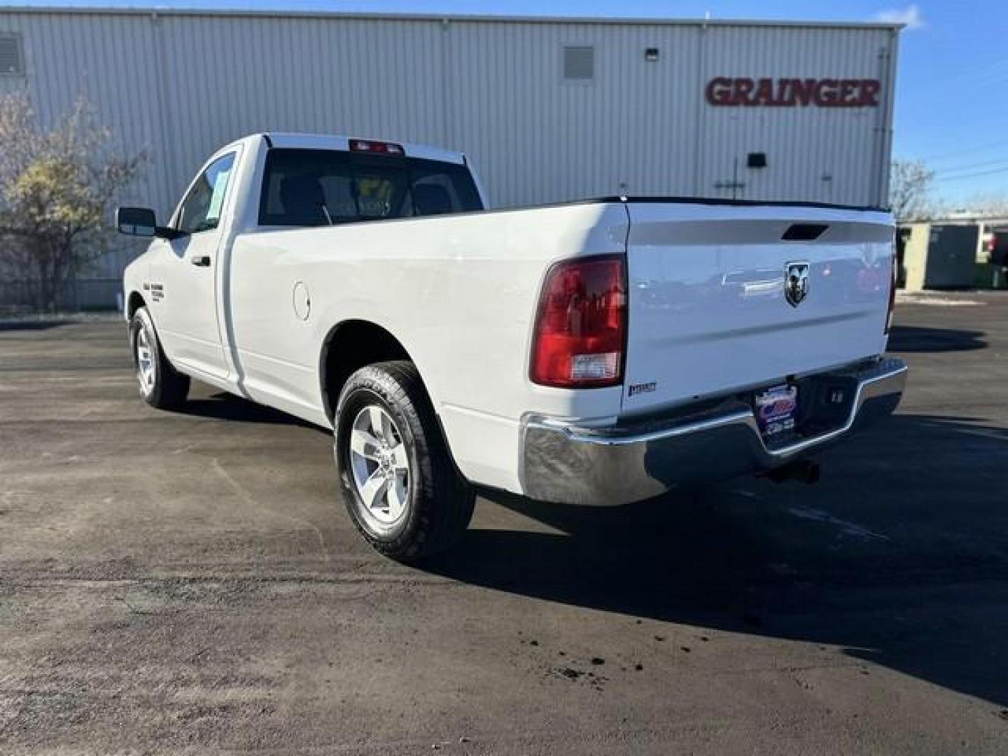 2019 WHITE RAM 1500 CLASSIC (3C6JR6DT5KG) with an V8,5.7L(345 CID), engine, AUTOMATIC transmission, located at 14600 Frazho Road, Warren, MI, 48089, (586) 776-3400, 42.485996, -82.974220 - Photo#6