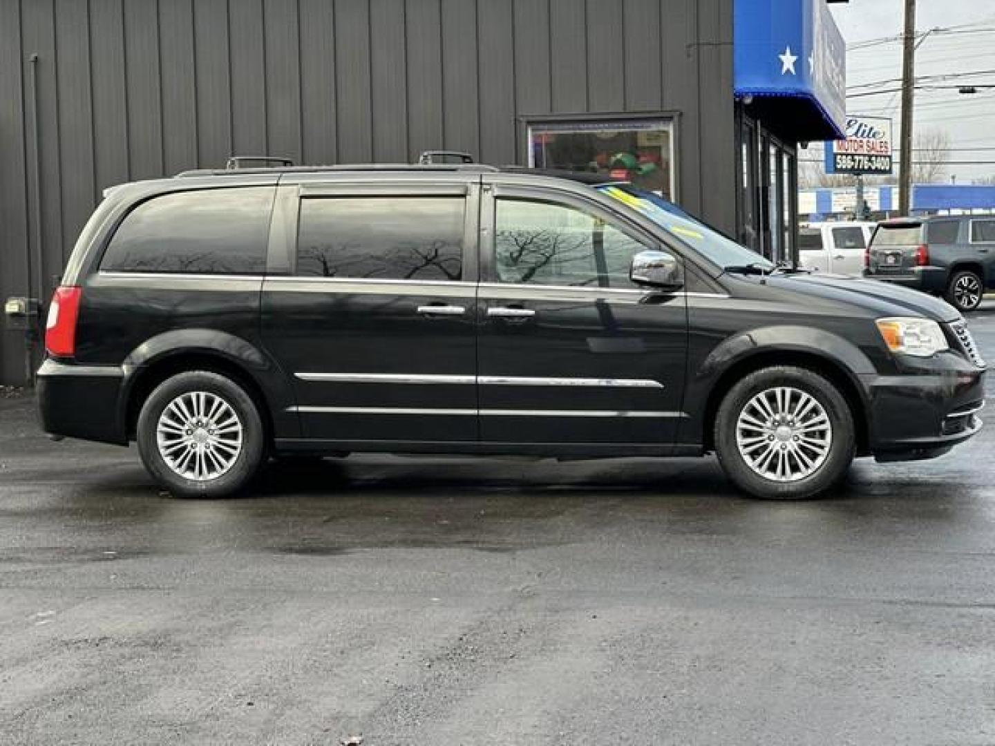 2014 BLACK CHRYSLER TOWN and COUNTRY (2C4RC1CG1ER) with an V6,3.6L(220 CID),DOHC engine, AUTOMATIC transmission, located at 14600 Frazho Road, Warren, MI, 48089, (586) 776-3400, 42.485996, -82.974220 - Photo#3