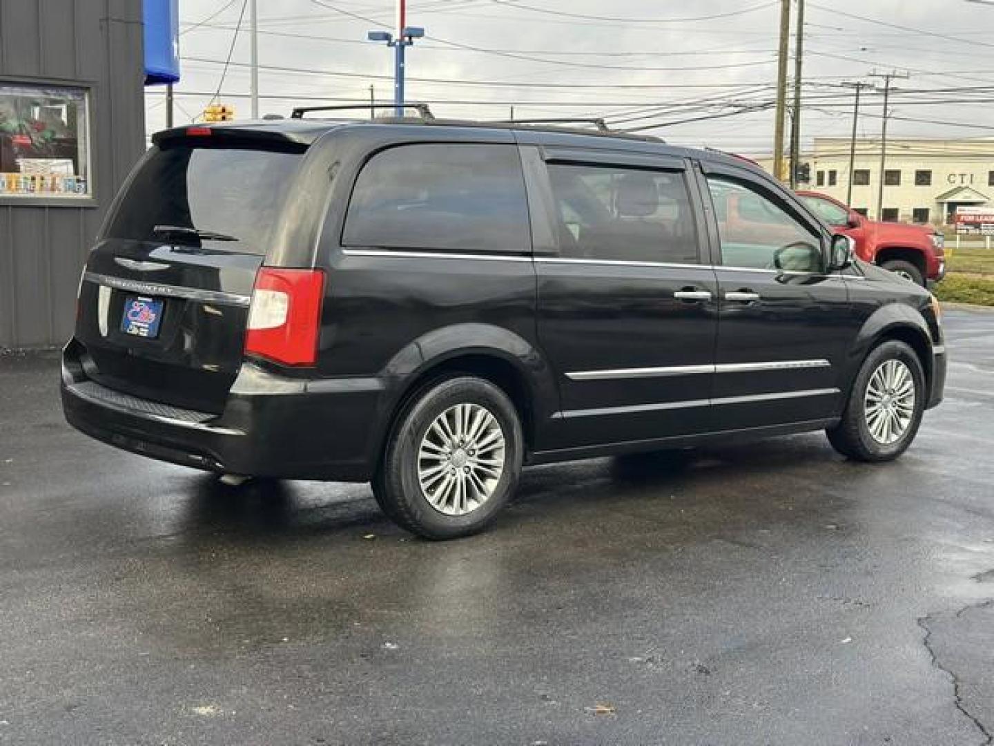 2014 BLACK CHRYSLER TOWN and COUNTRY (2C4RC1CG1ER) with an V6,3.6L(220 CID),DOHC engine, AUTOMATIC transmission, located at 14600 Frazho Road, Warren, MI, 48089, (586) 776-3400, 42.485996, -82.974220 - Photo#4