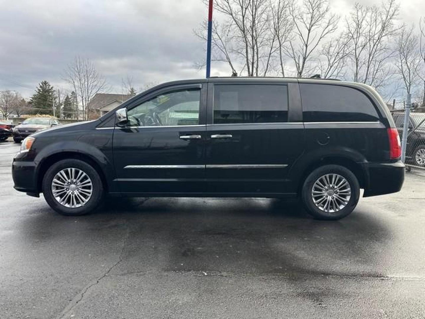 2014 BLACK CHRYSLER TOWN and COUNTRY (2C4RC1CG1ER) with an V6,3.6L(220 CID),DOHC engine, AUTOMATIC transmission, located at 14600 Frazho Road, Warren, MI, 48089, (586) 776-3400, 42.485996, -82.974220 - Photo#7