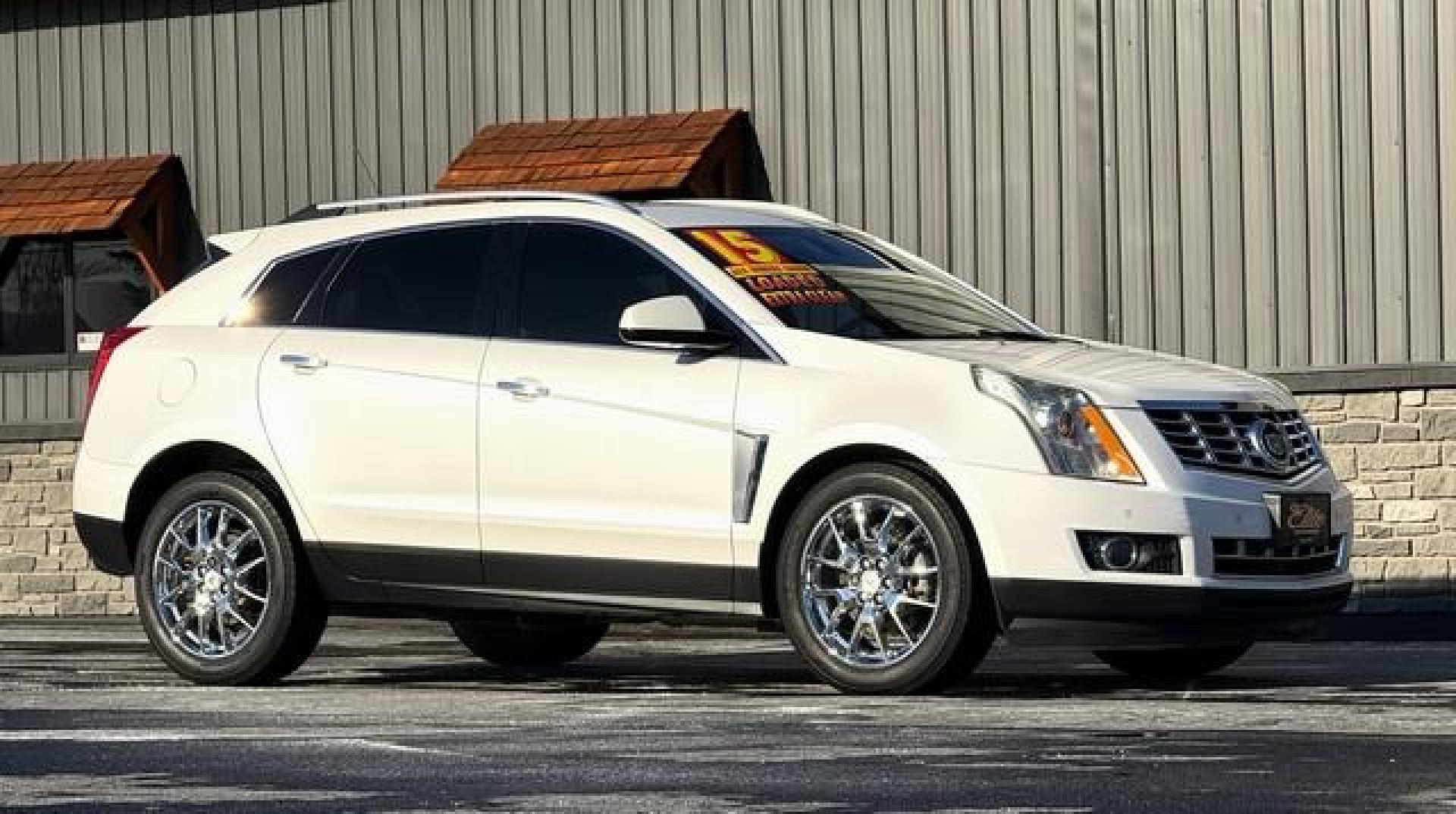 2015 PEARL WHITE CADILLAC SRX (3GYFNFE33FS) with an V6,3.6L(217 CID),DOHC engine, AUTOMATIC transmission, located at 14600 Frazho Road, Warren, MI, 48089, (586) 776-3400, 42.485996, -82.974220 - Photo#4