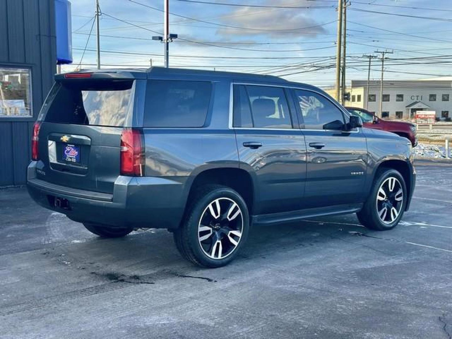 2019 BLUE CHEVROLET TAHOE (1GNSKAKC9KR) with an V8,5.3L(325 CID),OHV engine, AUTOMATIC transmission, located at 14600 Frazho Road, Warren, MI, 48089, (586) 776-3400, 42.485996, -82.974220 - Photo#4