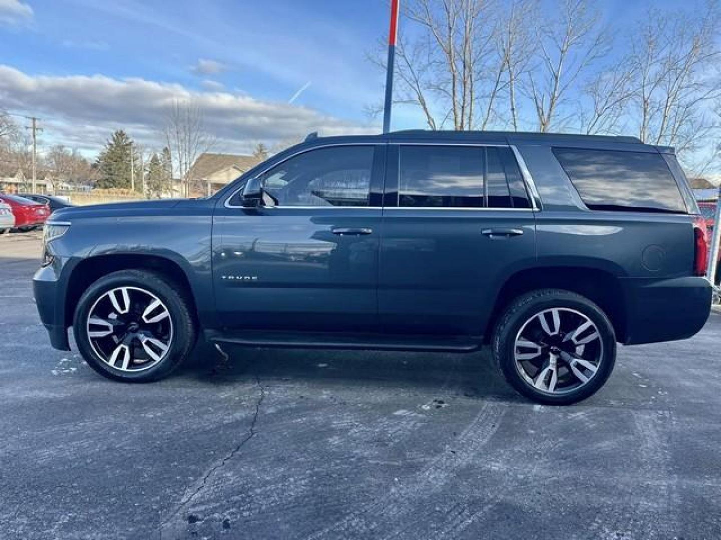 2019 BLUE CHEVROLET TAHOE (1GNSKAKC9KR) with an V8,5.3L(325 CID),OHV engine, AUTOMATIC transmission, located at 14600 Frazho Road, Warren, MI, 48089, (586) 776-3400, 42.485996, -82.974220 - Photo#7