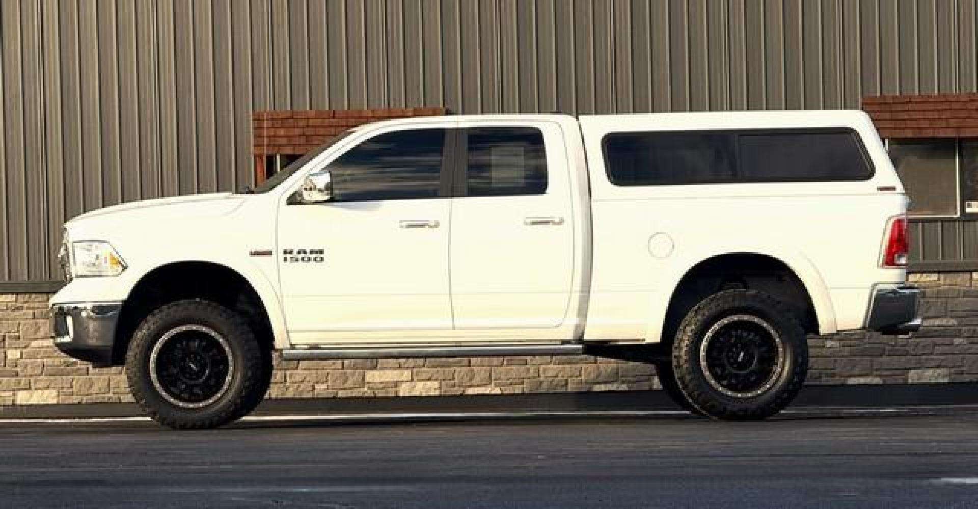 2017 WHITE RAM 1500 LARAMIE (1C6RR7JT9HS) with an V8,5.7L(345 CID),OHV engine, AUTOMATIC transmission, located at 14600 Frazho Road, Warren, MI, 48089, (586) 776-3400, 42.485996, -82.974220 - Photo#3