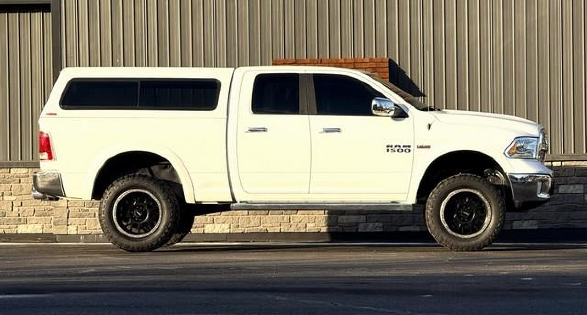 2017 WHITE RAM 1500 LARAMIE (1C6RR7JT9HS) with an V8,5.7L(345 CID),OHV engine, AUTOMATIC transmission, located at 14600 Frazho Road, Warren, MI, 48089, (586) 776-3400, 42.485996, -82.974220 - Photo#5